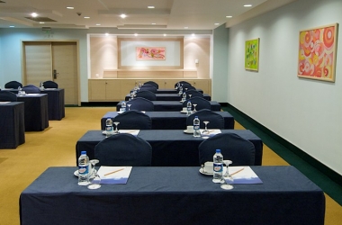 Декор столов и стульев для бизнес-конференции в синий цвет